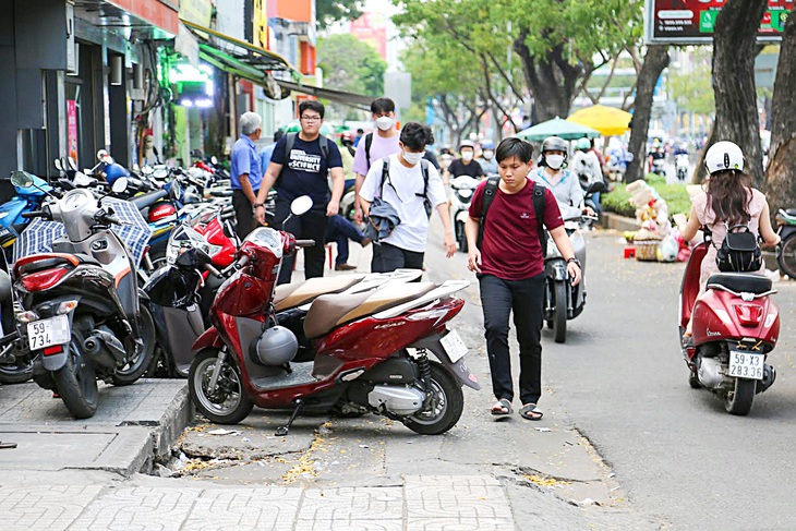 Vĩa hè không còn lối đi cho người đi bộ (ảnh chụp tại quận 5, TP.HCM) - Ảnh: PHƯƠNG QUYÊN