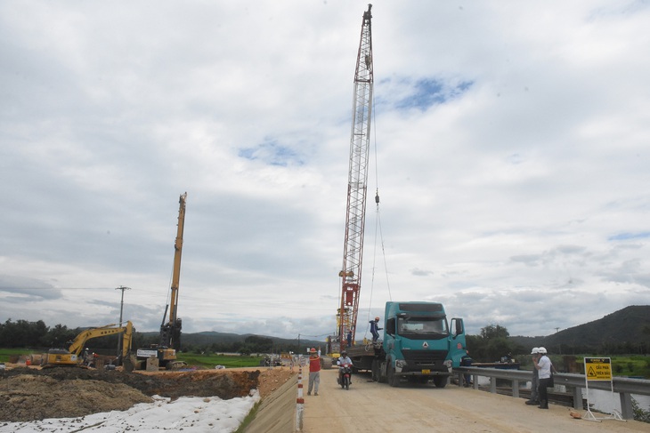 Thi công cầu vượt sông Kỳ Lộ trong dự án thành phần Quy Nhơn - Chí Thạnh thuộc dự án cao tốc Bắc - Nam phía đông qua tỉnh Phú Yên - Ảnh: DUY THANH