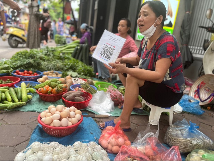 3.000 đồng cũng chuyển khoản, cả khu chợ thanh toán không tiền mặt - Ảnh 1.