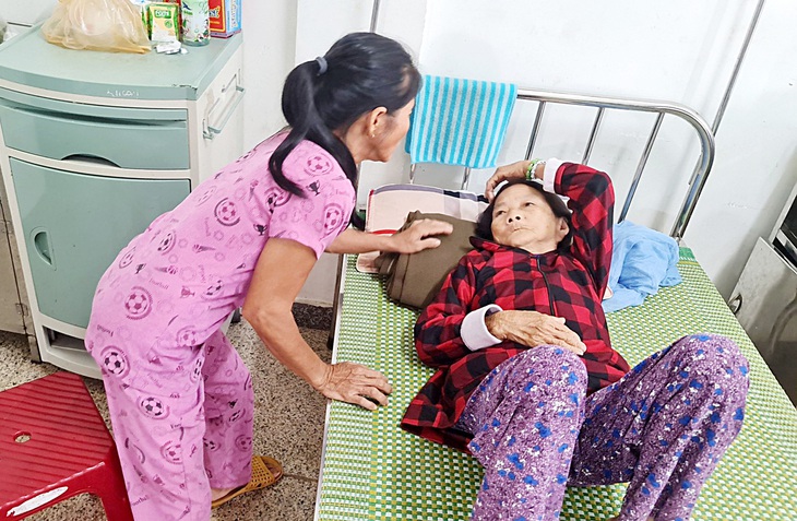 Cụ Ca điều trị ở bệnh viện với vết bầm tím ở đùi - Ảnh: T.MAI Cụ Ca điều trị ở bệnh viện với vết bầm tím ở đùi - Ảnh: T.MAI