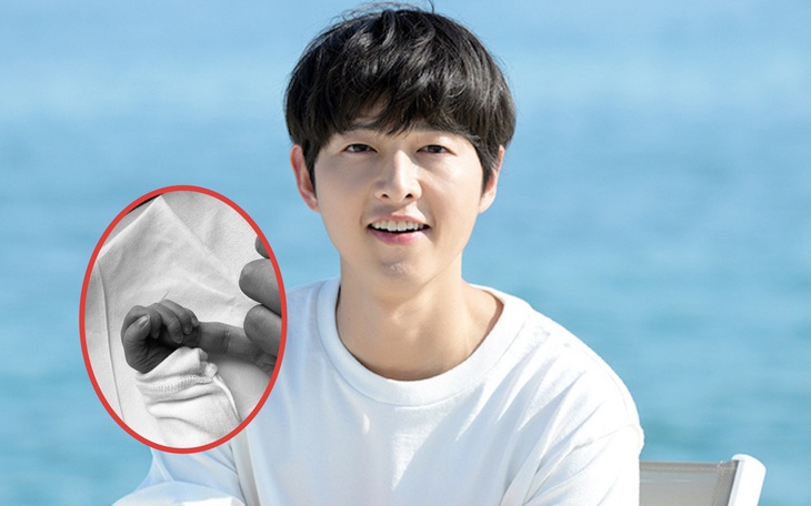 Song Joong Ki khoe ảnh nắm tay con trai đầu lòng