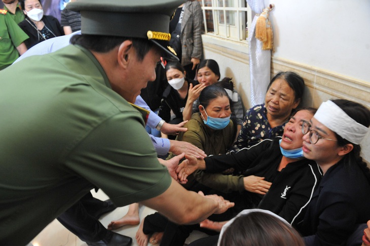 Trao giải thưởng Bạn đồng hành quanh tôi cho 5 chiến sĩ vụ 2 trụ sở xã tại Đắk Lắk bị tấn công - Ảnh 3.