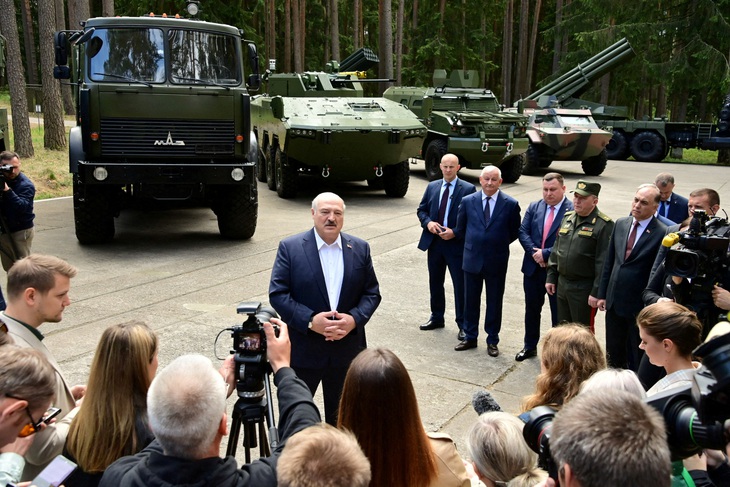 Tổng thống Belarus Alexander Lukashenko phát biểu khi thăm một khu phức hợp công nghiệp - quân sự ở Minsk (Belarus) ngày 13-6 - Ảnh: REUTERS