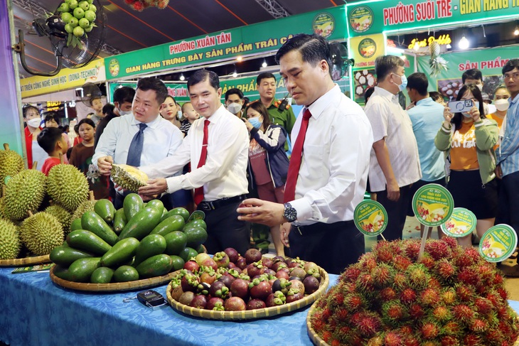 Du khách thích thú ăn chôm chôm miễn phí tại Lễ hội trái cây Long Khánh - Ảnh 4.