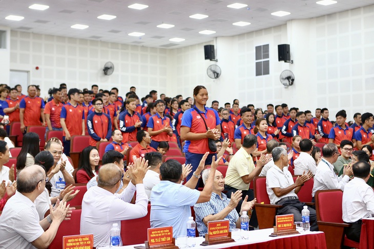 Khen thưởng các vận động viên TP.HCM đoạt huy chương SEA Games 32 - Ảnh 1.