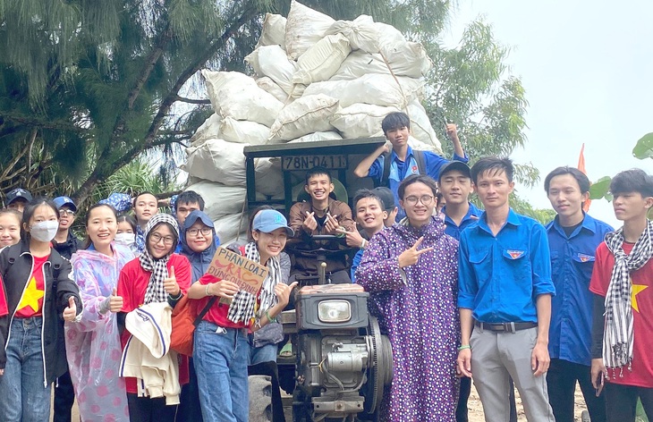 Các bạn trẻ Xanh Phú Yên và thành phẩm sau một chuyến nhặt rác - Ảnh: Q.TÀI Các bạn trẻ Xanh Phú Yên và thành phẩm sau một chuyến nhặt rác - Ảnh: Q.TÀI