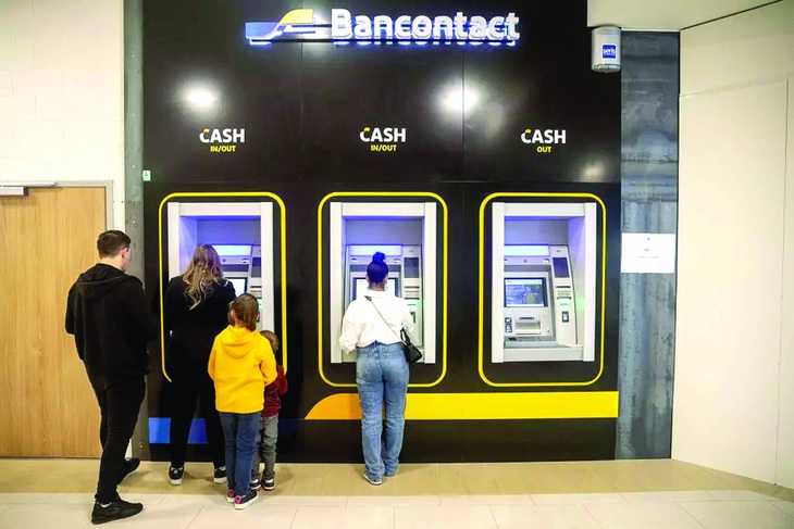 Rút tiền từ ATM ở Bỉ. Ảnh: Belga