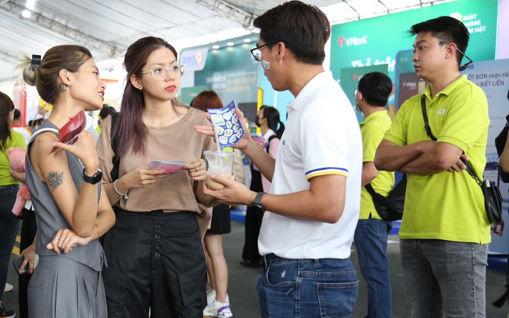 Công nhân, khách Hà Nội, Bình Định... đến mở thẻ, 