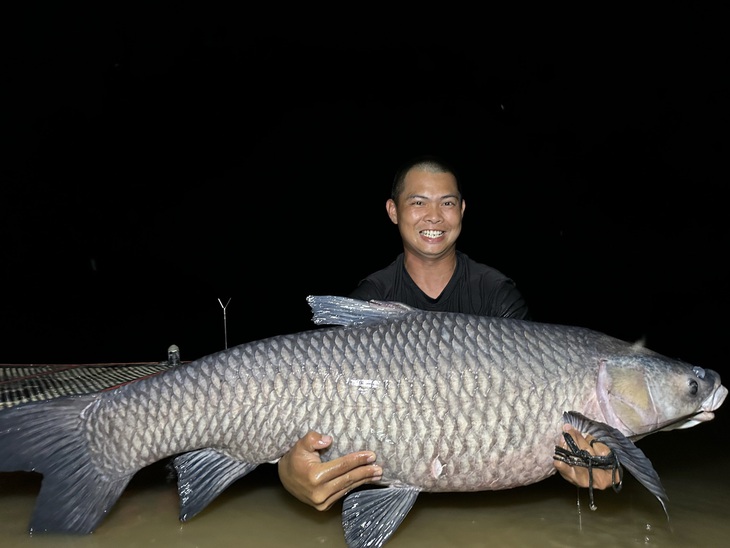 Sau ba năm săn thủy quái, câu được cá trắm đen nặng 40kg - Ảnh 1.