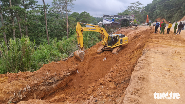 Sập taluy trong công trình mở rộng đèo Prenn Đà Lạt, 1 người bị vùi chết - Ảnh 1.