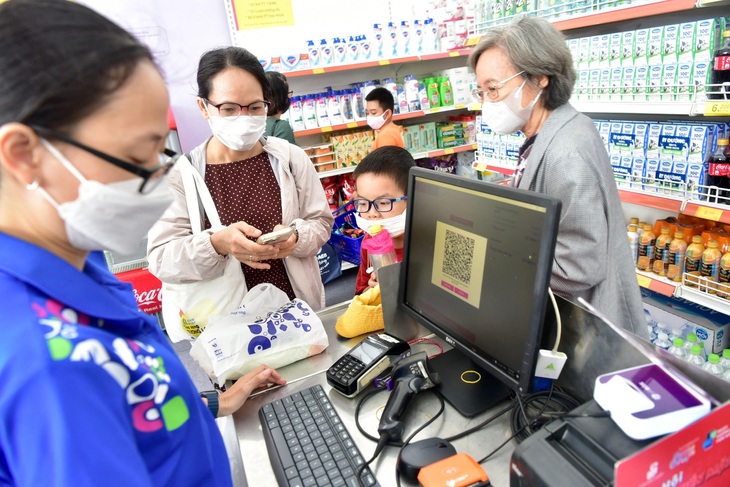 Nhiều đơn vị bán lẻ và ngân hàng kết hợp khuyến mại để người tiêu dùng sử dụng phương thức thanh toán không dùng tiền mặt - Ảnh: QUANG ĐỊNH