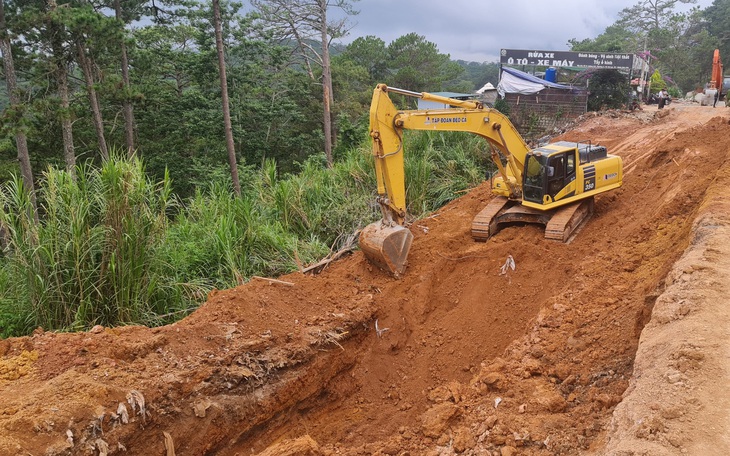 Sập taluy trong công trình mở rộng đèo Prenn Đà Lạt, 1 người bị vùi chết