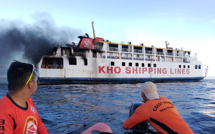 Phà chở khoảng 250 người bốc cháy ngoài khơi Indonesia, ít nhất 5 người chết, 41 người mất tích - Ảnh 3.