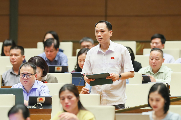 Đại biểu Lưu Bá Mạc nhắc lại chuyện Bác Hồ phong hàm đại tướng cho Đại tướng Võ Nguyên Giáp và đề nghị làm rõ tiêu chuẩn, tiêu chí thăng hàm tướng trước thời hạn - Ảnh: GIA HÂN