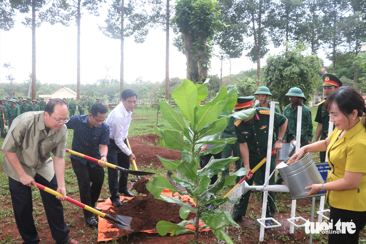 Phó bí thư Thành ủy Nguyễn Hồ Hải thăm Sư đoàn 302 - Ảnh 3.