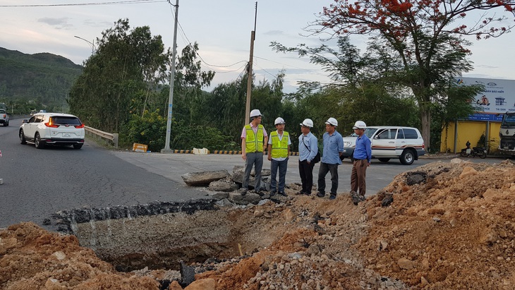Hố tử thần trên quốc lộ 1 ở Phú Yên là do vật liệu bị rửa trôi - Ảnh 1. Hố tử thần trên quốc lộ 1 ở Phú Yên là do vật liệu bị rửa trôi - Ảnh 1.
