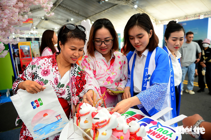 Người dân tham quan và trải nghiệm ở gian hàng JCB tại lễ hội Không tiền mặt vừa diễn ra ở TP.HCM - Ảnh: QUANG ĐỊNH