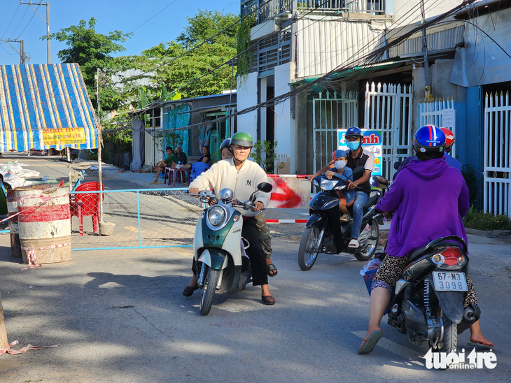 Vừa làm đường xong, kênh Rạch Giá - Long Xuyên sạt lở nặng - Ảnh 2.