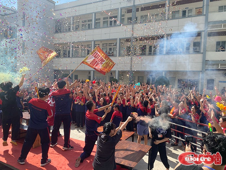 Bạn Trần Thị Bình Minh (học sinh lớp 12A2) chia sẻ: “Kỳ thi THPT sắp tới, chúng em phải cạnh tranh với nhiều người nên rất là căng thẳng. Tụi em là học sinh cuối cấp, trường đã tạo điều kiện cho tụi em được vui chơi và có kỷ niệm bên nhau. Em rất cảm ơn các bạn và thầy cô rất nhiều vì đã đồng hành cùng tụi em”.