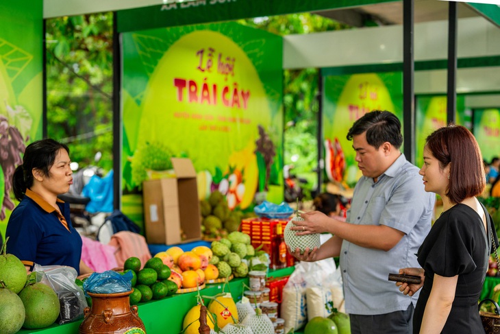 Hàng ngàn người dân, du khách đến tham quan, dự lễ khai mạc lễ hội trái cây Ninh Sơn lần thứ nhất - Ảnh: Tuấn Tú