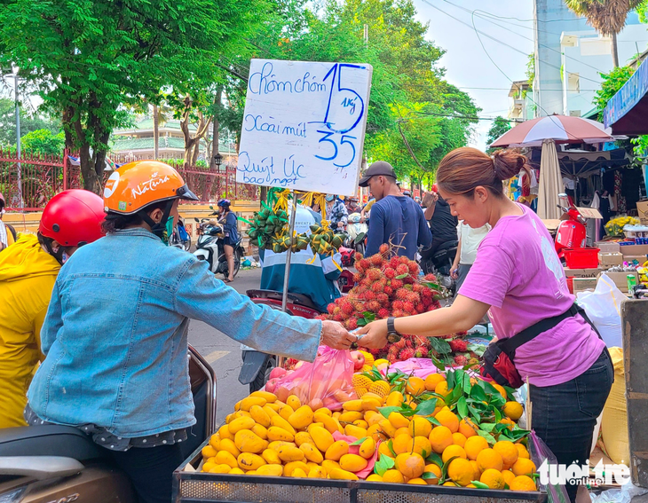 Tết Đoan ngọ: Trái cây giá bình ổn, bánh ú tràn lề đường - Ảnh 1.