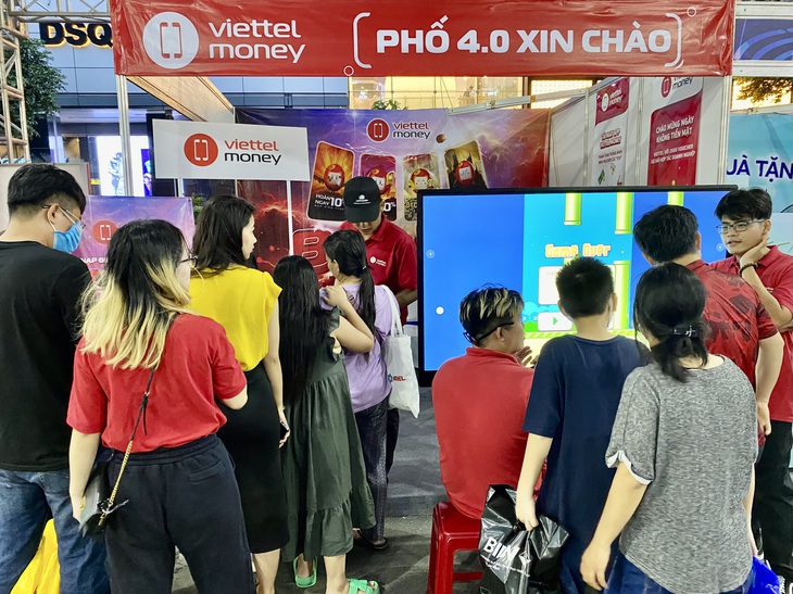 Đông đảo khách hàng tham quan quầy Viettel Money tại lễ hội 'Cashless town' - Ảnh 1.