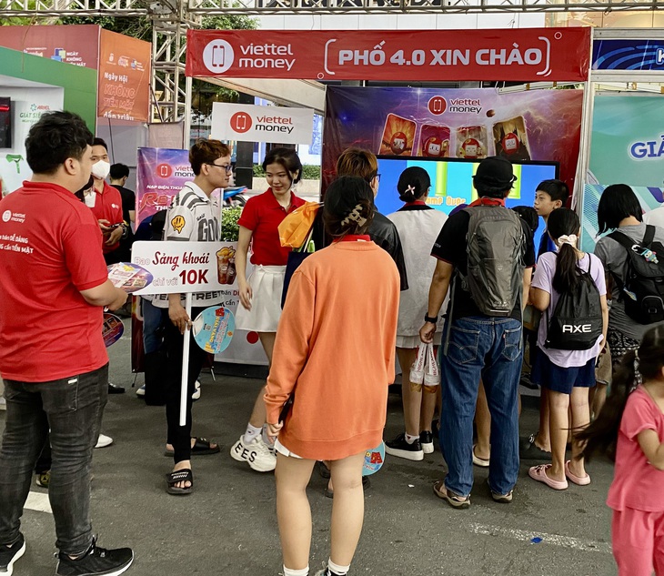 Đông đảo khách hàng tham quan quầy Viettel Money tại lễ hội 'Cashless town' - Ảnh 2.