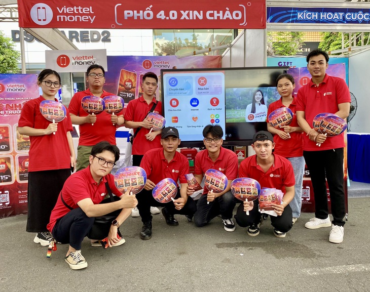 Đông đảo khách hàng tham quan quầy Viettel Money tại lễ hội 'Cashless town' - Ảnh 3.