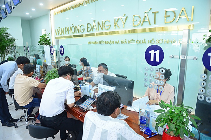 Người dân làm thủ tục đất đai tại bộ phận tiếp nhận và trả kết quả hồ sơ lĩnh vực đất đai TP Thủ Đức, TP.HCM - Ảnh: QUANG ĐỊNH