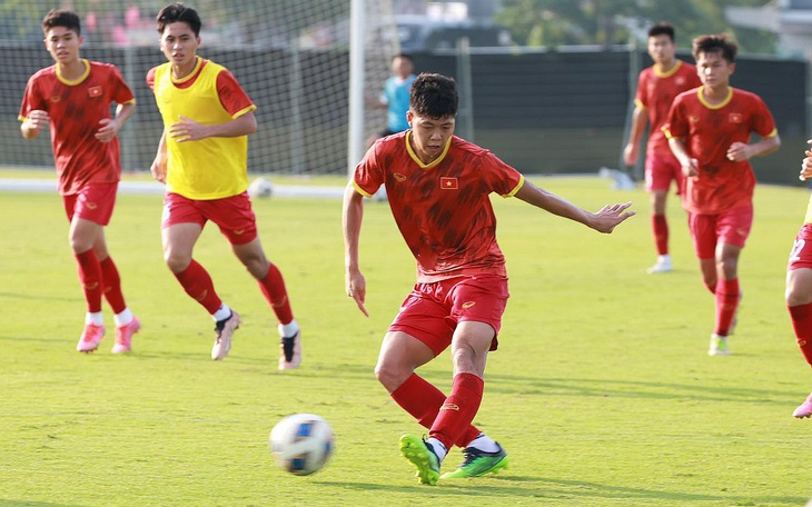 Lãnh đạo U17 Việt Nam động viên: Hãy tiễn U17 Uzbekistan về nước