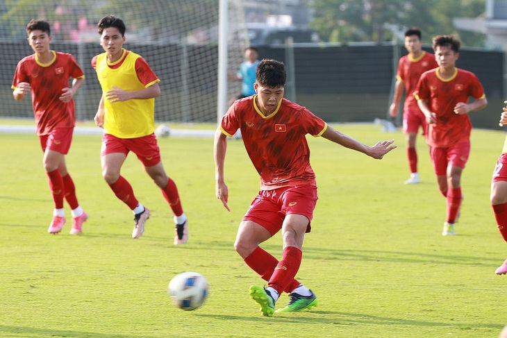 Lãnh đạo U17 Việt Nam động viên: Hãy tiễn U17 Uzbekistan về nước - Ảnh 1.