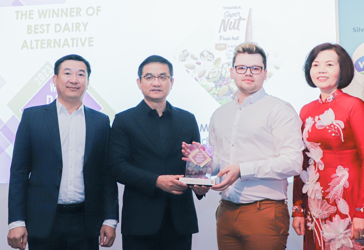 Đại diện Ban tổ chức Giải thưởng The World Dairy Innovation Awards 2023 chúc mừng Vinamilk với giải thưởng dành cho sản phẩm Super Nut từ 9 loại hạt.