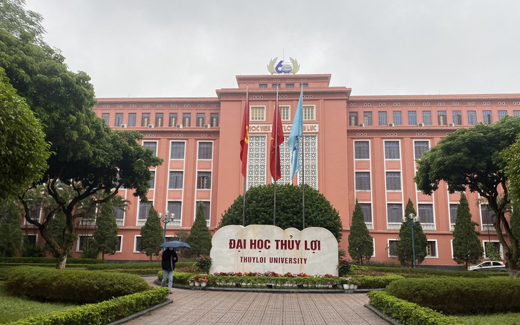 Trường đại học Thủy lợi nhắn tin, gọi điện chúc mừng thí sinh đủ điều kiện trúng tuyển