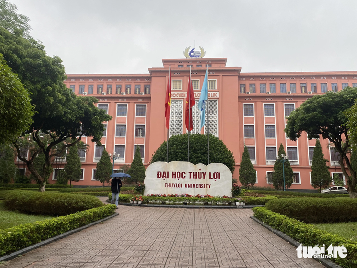 Trường đại học Thủy lợi nhắn tin, gọi điện chúc mừng thí sinh đủ điều kiện trúng tuyển - Ảnh 1.