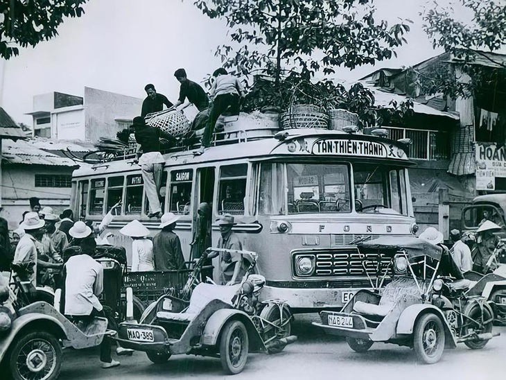 Những chuyến xe đò về miền kỷ niệm - Kỳ cuối: Đĩa cơm sườn của má và trạm kiểm soát buôn lậu - Ảnh 1. Khung cảnh chộn rộn ở bến xe ngày trước - Ảnh tư liệu