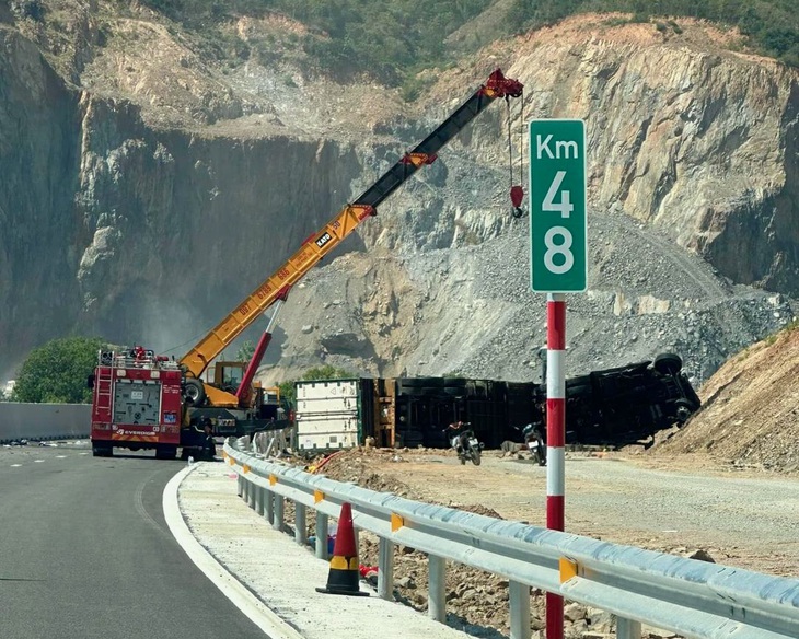 Tai nạn trên cao tốc Nha Trang - Cam Lâm làm 2 người chết, nhiều người bị thương - Ảnh 2.