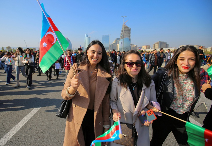 Người dân Baku, Azerbaijan, tham gia lễ diễu hành kỷ niệm ngày kết thúc cuộc xung đột quân sự năm 2020 đối với khu vực ly khai Nagorno-Karabakh hồi tháng 11-2021 - Ảnh: REUTERS