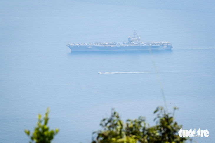 Tàu sân bay USS Ronald Reagan vào vịnh Đà Nẵng - Ảnh: TẤN LỰC