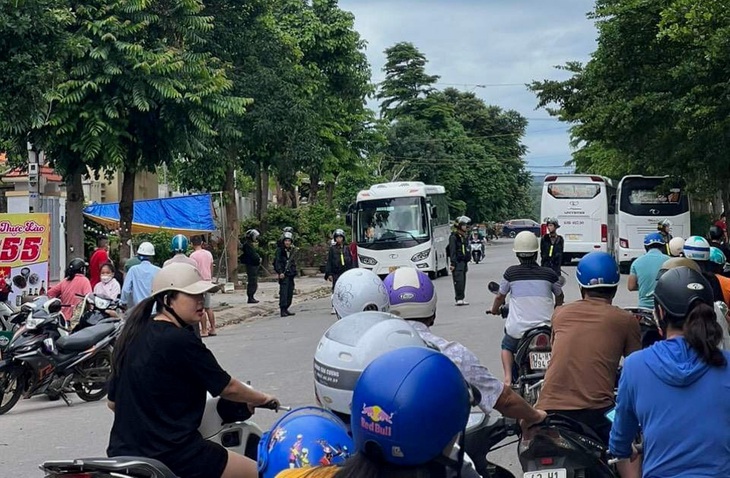 Bộ Công an tổ chức khám xét nhà của những người liên quan trong đường dây buôn lậu vàng tại thị trấn Lao Bảo - Ảnh: H.T