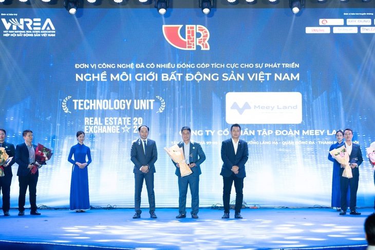 Đại diện Meey Land, phó tổng giám đốc Nguyễn Tiến Lâm nhận kỷ niệm chương.