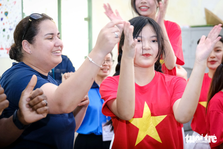 Hai bên dần trở nên gần gũi, hòa nhịp trong từng ca khúc - Ảnh: TẤN LỰC