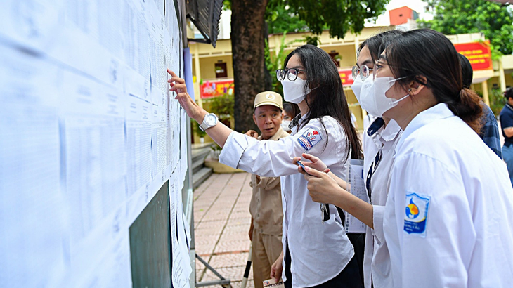 Thí sinh xem danh sách phòng thi, chuẩn bị kỳ thi tốt nghiệp THPT 2023 - Ảnh: NAM TRẦN