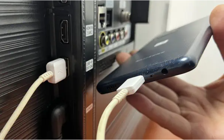 Chỉ một lỗ kim nhỏ trên cuốn hộ chiếu cũng có thể bị cấm xuất nhập cảnh - Ảnh 4.