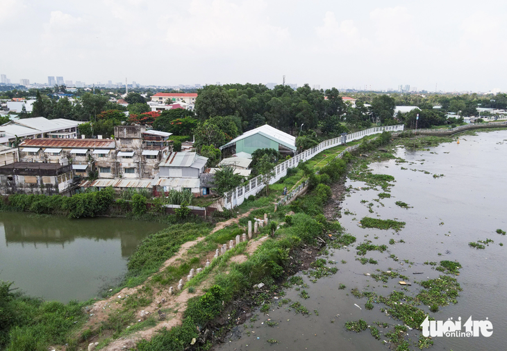 Hàng chục hộ dân phải di dời gấp vì kênh Thanh Đa sạt lở - Ảnh 1.