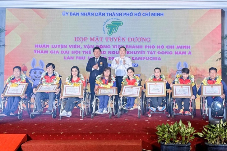 Đại diện UBND TP.HCM gửi tặng bằng khen tuyên dương các VĐV tham gia Para Games 12