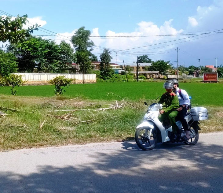 Một thí sinh ở xã Phong Bình, huyện Phong Điền, Thừa Thiên Huế được công an chạy xe tới nhà đón đi thi chiều 28-6. Thí sinh cho biết ôn bài nhiều mệt nên ngủ quên, may mắn được đại úy Phạm Thành Nam (Công an xã) tới đón kịp giờ phát đề - Ảnh: CTV