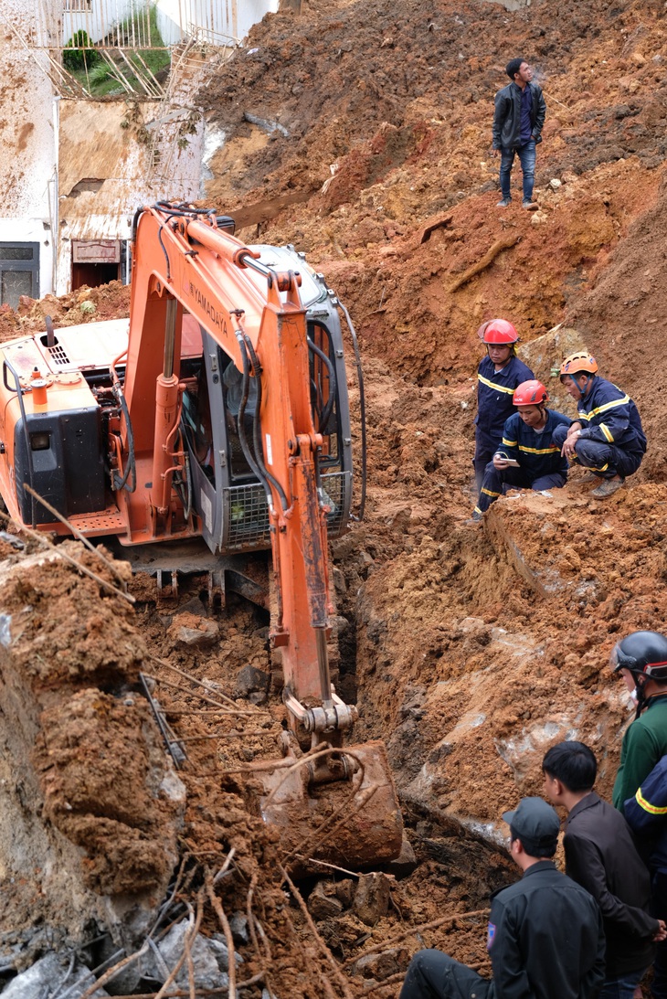 Khối lượng bê tông, đất sạt lở quá lớn khiến lực lượng cứu hộ phải mất nhiều giờ để tìm kiếm nạn nhân mất tích - Ảnh: M.V.