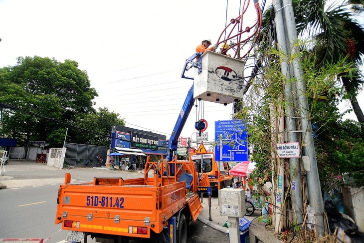 Bộ LĐ-TB&XH đề xuất tăng lương cho lãnh đạo các doanh nghiệp 100% vốn nhà nước, như EVN, với lý do người quản lý “bị thiệt thòi” so với người lao động  - Ảnh : QUANG ĐỊNH