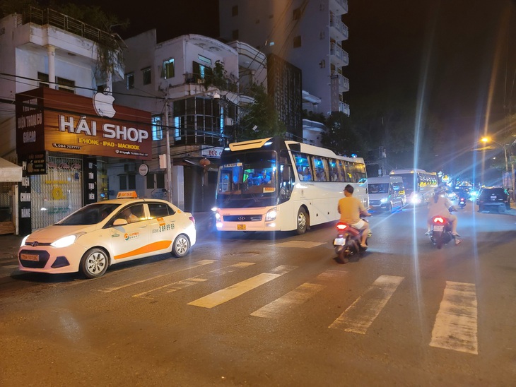 Nhiều tuyến đường Nha Trang kẹt cứng vì Festival biển - Ảnh 1.