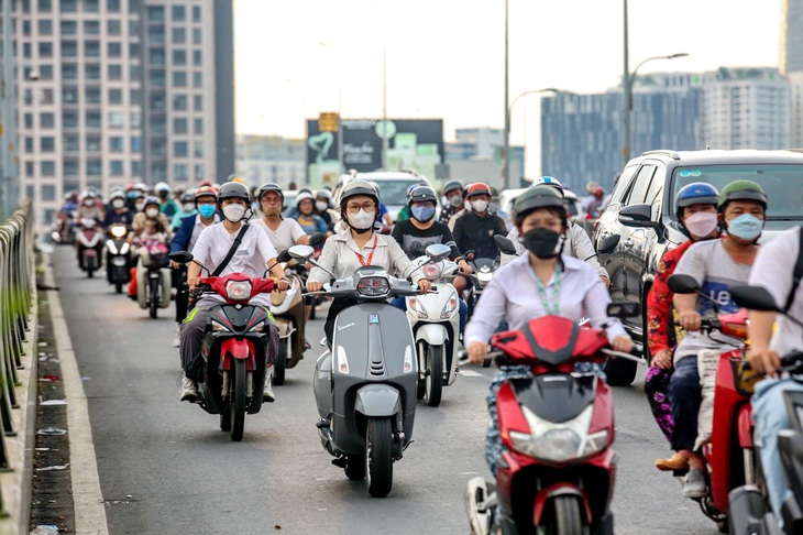 Ngày càng đông xe cá nhân lưu thông, nhất là vào giờ cao điểm, tại TP.HCM - Ảnh: PHƯƠNG QUYÊN